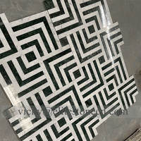 Mosaïque géométrique en pierre sans joint, en marbre vert foncé Verde Alpi et blanc Carrara, pour la décoration des murs et des sols