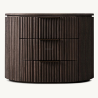 Table de chevet moderne Japandi en chêne séché au four, avec façade cannelée et bord incurvé, pour chambre principale et villa