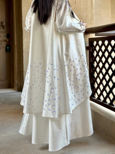 LE DUO Abaya Blanca Vintage con Adornos de Cristal y Satén, Ropa Islámica Modesta de Manga Larga Abierta para Mujer, para Ocasiones Formales - Product Image 3