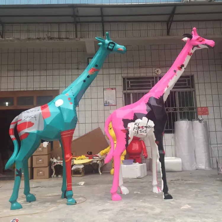 2022 popolare vendita calda giraffa animale in fibra di vetro scultura da giardino all'aperto in vendita