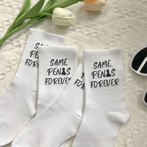 Chaussettes de fête <span class=keywords><strong>pour</strong></span> enterrement de vie de jeune fille, décorations de mariage, cadeaux personnalisés amusants <span class=keywords><strong>pour</strong></span> la mariée avec message, chaussettes fantaisie « Même pénis <span class=keywords><strong>pour</strong></span> toujours » - Product Image 1