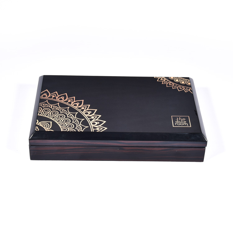 KSA Jeddah season High End Black Lacuqered Chocolate Packaging Boxes With Divided