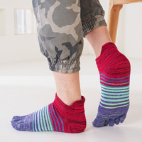 Vente en gros de chaussettes décontractées à 5 doigts en coton antibactérien et anti-odeurs pour hommes, respirantes, sublimation automnale