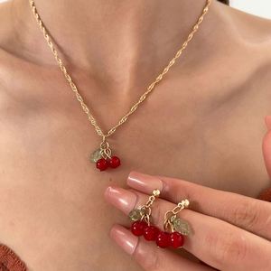 Conjunto de Collar y Pendientes de Lujo para Mujer, Chapado en Oro, Diseño Exclusivo, Color Rojo Cereza, para Aniversario, Nivel de Entrada, Diseño de Nicho, para Clavícula - Product Image 1
