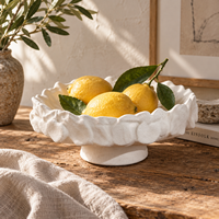 Plateau en céramique crème sur piédestal avec décor en relief sculptural, plateau de présentation décoratif pour la décoration moderne de la maison