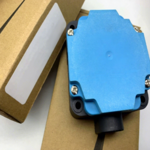 Sensor de Proximidad Inductivo MT-Lanbao LE80XZSN70DPRY-D, Cuadrado de 80x80 mm, Alcance Extra Largo de 70 mm, PNP NO+NC, Tipo de Terminal - Product Image 1