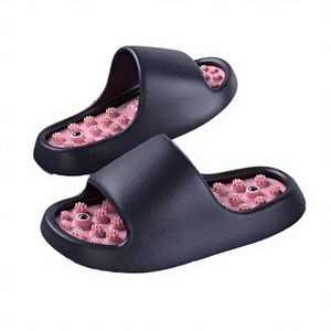 Chaussons de massage des pieds respirants unisexes pour l'été avec nœuds d'acupression et semelles antidérapantes pour la maison et la salle de bain - Product Image 3