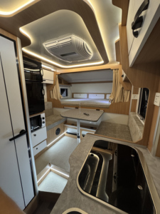 Le nouveau Pioneer FRP Hard-Top 4x4 Off-Road RV 2025 est adapté aux voyages en plein air et au camping en milieu sauvage. - Product Image 6