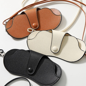Estuche para gafas con correa para el cuello, estilo minimalista japonés y coreano, con diseño de lichi, portátil para salidas, se puede colgar como un colgante. - Product Image 1