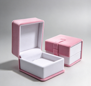 XINYUAN BGE-01 Caja de Diseño Cuadrado con Tapa Abatible, Capa Exterior de Terciopelo Rosa de Alta Gama, Mismo Color para la Correa, Blanco Puro Delicado - Product Image 4