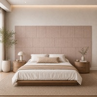 Panneaux muraux personnalisés avec modules imitation bois de largeurs variées, joints croisés et mur d'accentuation de chambre à coucher à hauteur partielle