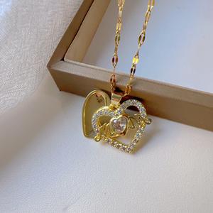 Ciondolo in oro reale placcato rame squisito con monogramma di zirconio per la festa della mamma regalo a cuore - Product Image 3