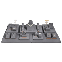 SKQ D-0098 Ensemble de présentoirs de bijoux imprimés sur mesure pour magasin, comprenant bustes à colliers et supports pour bagues et bracelets en tissu microfibre