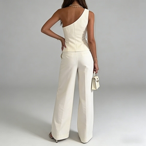 Ensemble élégant pour <span class=keywords><strong>femme</strong></span>, <span class=keywords><strong>haut</strong></span> blanc uni à une épaule boutonné avec peplum et pantalon large, idéal pour les soirées formelles ou le bureau, tenue deux pièces - Product Image 2