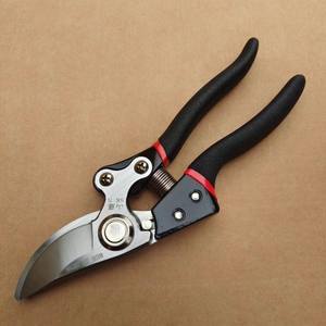 กรรไกรตัดแต่งกิ่งสวนชานเต็ง วี 10 สแตนเลสสตีล เส้นผ่านศูนย์กลางการตัดแต่ง 20-30 มม. ผลิตในญี่ปุ่นสำหรับตัดดอกไม้ต้นไม้ผลไม้ - Product Image 4