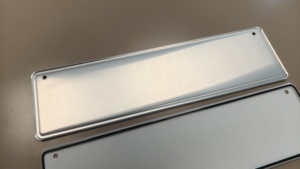 Cadre de <span class=keywords><strong>plaque</strong></span> d'<span class=keywords><strong>immatriculation</strong></span> sur mesure en aluminium antirouille pour accessoire extérieur de voiture - Product Image 6