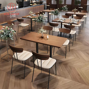 Ensemble de mobilier de restaurant commercial moderne, tables carrées en bois brun foncé, pieds en métal, chaises en cuir beige, banquette, durable pour café - Product Image 3
