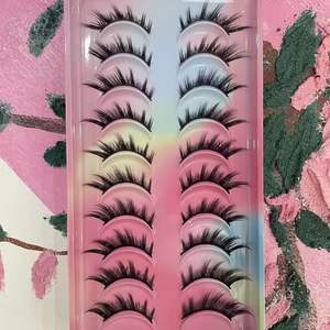 Pestañas Postizas de 12 mm, Juego de Diez Pares, Serie Fox, con Base Rígida, Forma de L, Inclinadas, Cortas por Delante y Largas por Detrás, Estilo Fox - Product Image 3