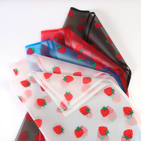 Papier d'emballage cadeau de bouquet translucide à motif d'impression de fraise à la mode simple matériau OPP personnalisable pour fleur