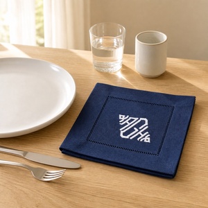 Servilletas de Algodón Personalizadas con Monograma, Cuadradas, Bordadas, Decoración Clásica para Mesa, Hechas a Mano, Blancas y Azul Marino - Product Image 5