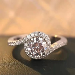 Nuovo Anello da Donna con Diamante Simulato, Design a Spirale con Angelo che si Bacia, Anello a Quattro Griffe con Diamanti, Anello in Moissanite Femminile, Vendita all'Ingrosso - Product Image 2