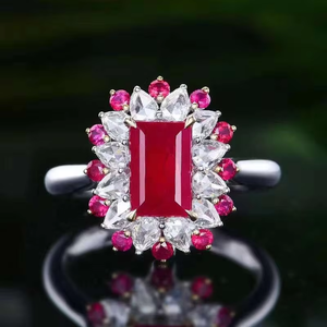 Anillo Rectangular de Oro Blanco de 18K con Rubíes, Diseño de Estrella con Diamantes en Forma de Pera y Pequeños Detalles de Rubíes - Product Image 1