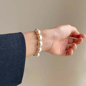 Pulsera WENCHI, Mitad Brazalete, Mitad Cuentas, Diseño Barroco, Perla Natural, Bañada en Platino y Cobre, 15-16 cm Ajustable, Idea de Regalo Única para Ella - Product Image 3