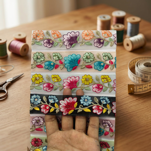 Cinta de bordado floral multicolor con hilo metálico Zari y lentejuelas para ribetes de tela de red, ideal para vestidos y costura. - Product Image 4