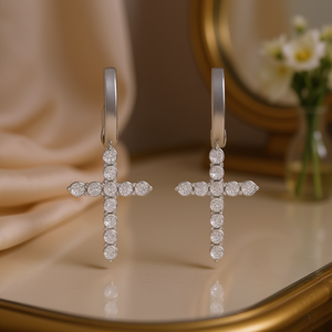 Orecchini pendenti a croce Kayseh in oro bianco con montatura a griffe di diamanti rotondi, gioielli religiosi unisex - Product Image 2