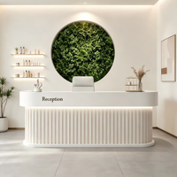 Bureau d'accueil moderne en bois à lattes avec comptoir anthracite et lettres dorées lumineuses à LED pour hall d'hôtel ou bureau