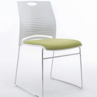 Chaise de formation empilable en plastique ventilé avec dossier rembourré et structure en acier pour conférences, bureaux, écoles, séminaires et événements