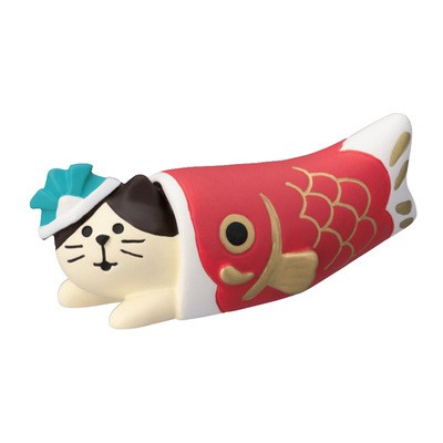 Gatto con bandiera di carpa rossa