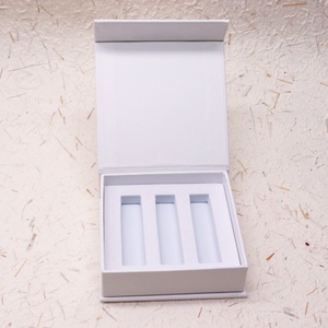 Boîte d'emballage à bille d'huiles essentielles pour le soin de la peau avec logo d'impression OEM Boîte de papier rigide pour bouteilles cosmétiques de luxe en verre avec insertion en EVA - Product Image 5