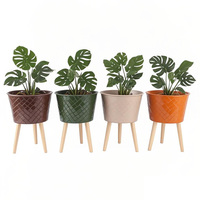 Pot tanaman bunga besi dalam ruangan gaya Nordic desain terbaru pot logam dengan standar kayu dilapisi bubuk untuk taman rumah