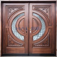 Portes en bois avec verre semi-elliptique à l'entrée de la maison