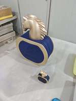 Présentoir de Bouteille de Parfum en Forme de Tête de Cheval Dorée, Taille Réelle, en Fibre de Verre Renforcée Personnalisée, Hauteur 0,4 Mètre, pour Magasin Commercial