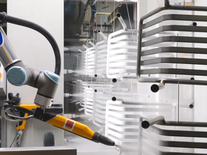Cobot industriel compact bibo à 6 axes UR3e avec une capacité de 3 kg et une rotation infinie pour l'entretien des machines - Product Image 5