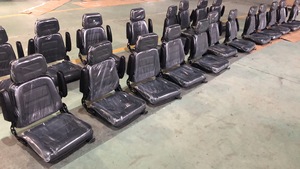 Ajustable asiento carretilla elevadora negro PVC cuero con apoyabrazos cinturón <span class=keywords><strong>de</strong></span> <span class=keywords><strong>seguridad</strong></span> YH-16 - Product Image 3