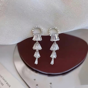 Eleganti Orecchini Lunghi a Forma di Mughetto per Donne, Accessori per Orecchie Dolci da Indossare Ogni Giorno - Product Image 4