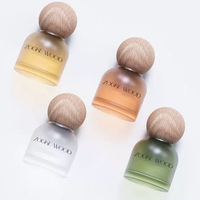 Parfum de désodorisant suspendu de voiture de 10ml avec diffuseur de couvercle en bois bouteille en verre de parfum de voiture transparente bouteille de diffuseur d'arôme