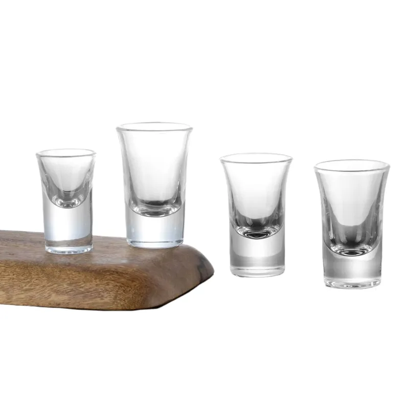 Vente en gros Petite tasse en verre sans plomb en cristal 0.5oz 1oz 1.5oz Mini verre à liqueur transparent à base épaisse parfait pour les fêtes, les bars, les clubs et les cocktails