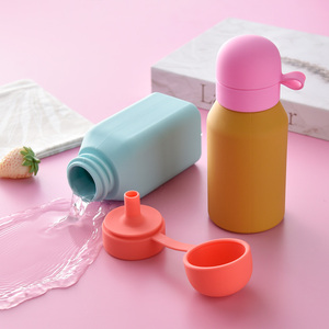 Tasse à bec en silicone pour bébé avec couvercle à paille, tasse à boire pour tout-petits, vaisselle pour repas d'enfants, logo personnalisé, vente en gros - Product Image 1