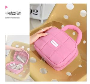 Nueva Bolsa de Maquillaje Cosmética Acolchada y Personalizada de Moda, Bolsa de Almacenamiento de Artículos de Aseo con Cierre y Dos Compartimentos - Product Image 4