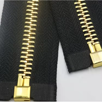 Dents dorées Fermeture éclair Vente en gros Mode personnalisée Métal Extrémité ouverte Séparation Zipper Tape Logo pour vêtements