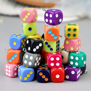 Vente en gros de <span class=keywords><strong>perles</strong></span> de charme en acrylique colorées de 14 mm, en forme de dés à six faces, pour la fabrication de jeux, de porte-clés et d'accessoires - Product Image 1