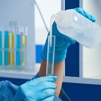 Bouteilles de lavage, bouteilles de sécurité, outils d'arrosage, bouteilles en plastique économiques à presser avec étiquettes graduées à col étroit