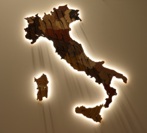 Portabottiglie italiano in legno a forma di italia di alta qualità con retroilluminazione Made in Italy per ristorante di lusso - Product Image 5