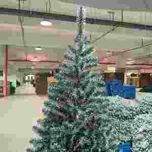 Nuevo Árbol de Navidad de PVC Pintado con Spray Blanco Ecológico, un Éxito de Ventas, que Crea una Atmósfera Festiva Navideña - Product Image 2