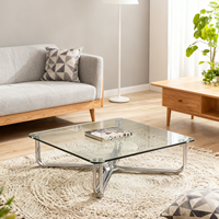 Table basse carrée moderne en verre avec structure en acier pour le rangement dans les petits espaces du salon
