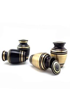 Juego de 4 piezas de oro y negro hecho a mano de urnas de cremación de latón únicas urnas de recuerdo pequeñas grabadas para funerales - Product Image 1